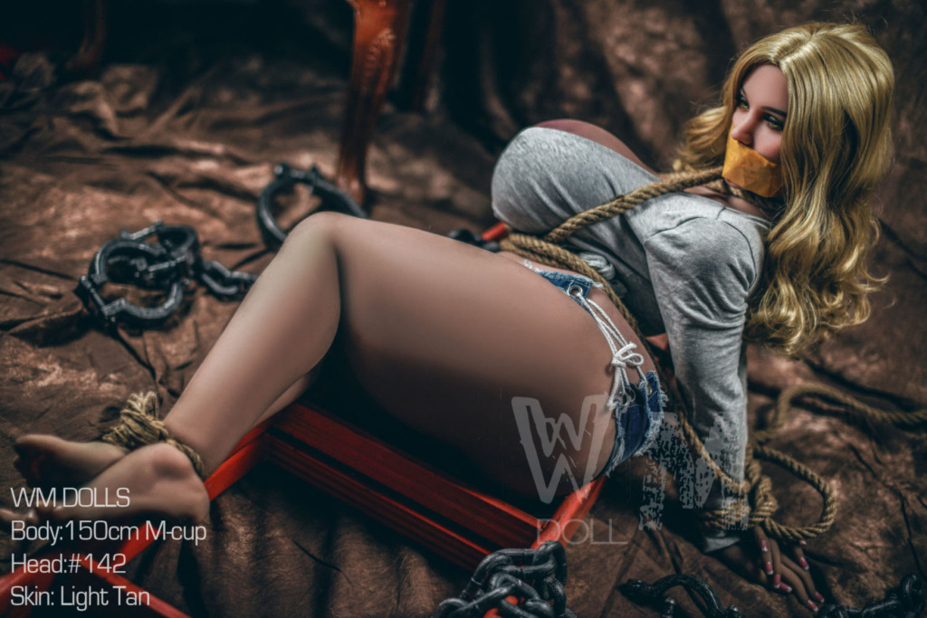 Elyse - Curvy sex doll photoshoot